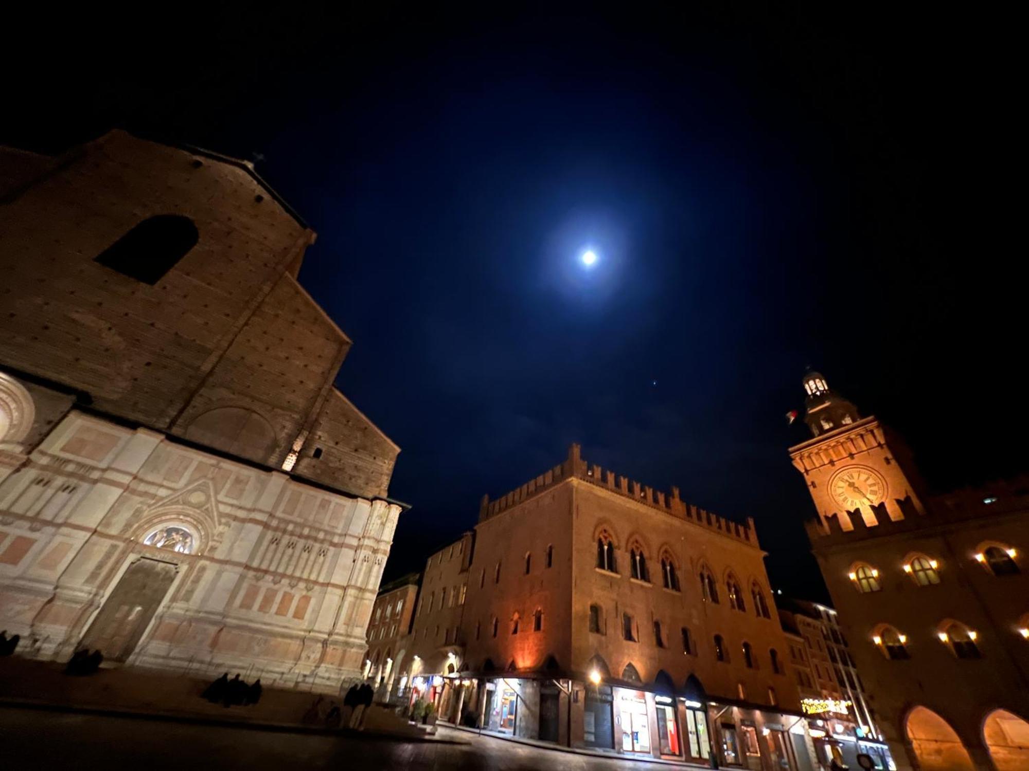 House Of Chariot - In The Heart Of Bologna Apartamento Exterior foto